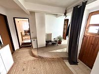 Chalupa se zahradou a garáží u města Chrast v obci Hlína - vstupní chodba.jpeg