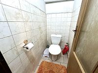 Chalupa se zahradou a garáží u města Chrast v obci Hlína - WC.jpeg