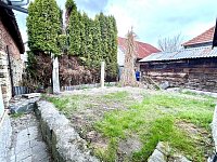 Chalupa se zahradou a garáží u města Chrast v obci Hlína - zadní část zahrady.jpeg