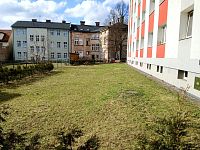 Prodej bytu 2+1 v centru Trutnova - 2 foto zahrada okolo domu.jpeg