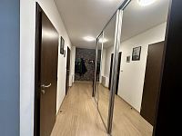 Bydlení, které působí jako dům – ne jako panelák. Přesně tohle nabízí tento výjimečný byt 3+kk - IMG_5933.jpeg