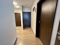 Bydlení, které působí jako dům – ne jako panelák. Přesně tohle nabízí tento výjimečný byt 3+kk - IMG_5945.jpeg