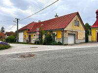 Prodej rodinný dům 302 m², pozemek 1 071 m² - Foto z venku 1.jpg