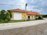 Prodej rodinný dům 302 m², pozemek 1 071 m² - Foto z venku 2.jpg