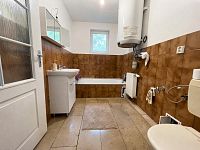 Prodej rodinný dům 302 m², pozemek 1 071 m² - Koupelna.jpg