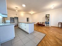 Prodej rodinný dům 302 m², pozemek 1 071 m² - Kuchyňský kout s obývacím pokojem 1.jpg