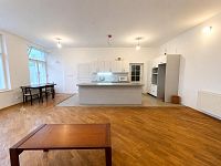 Prodej rodinný dům 302 m², pozemek 1 071 m² - Obývací pokoj s kuchyňským koutem 2.jpg