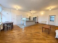 Prodej rodinný dům 302 m², pozemek 1 071 m² - Obývací pokoj s kuchyňským koutem 3.jpg