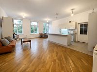 Prodej rodinný dům 302 m², pozemek 1 071 m² - Obývací pokoj s kuchyňským koutem 4.jpg