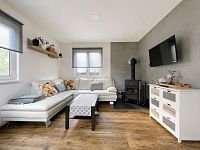 Prodej moderní rekreační chaty 52 m², pozemek 498 m² v Týništi nad Orlicí - Obývací pokoj 1.jpg