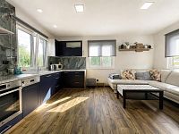 Prodej moderní rekreační chaty 52 m², pozemek 498 m² v Týništi nad Orlicí - Obývací pokoj + kuchyňský kout.jpg
