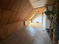 Rodinný dům se dvěma bytovými jednotkami, stodolou a pozemkem 2 408 m² - IMG_3390(1).jpeg