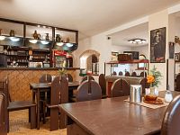 Prodej Restaurace, komerční sklepení, zahrádka, 320 m2, Dolní Dunajovice - PHOTO (1 of 47)