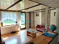 Prodej chaty s evidenčním číslem v klidné části Hoštejna - 20250806_153722(1)obyvak.jpg