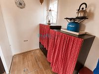 Prodej chatky, kolonie Loděnice, Šumperk - chodba se sklepem.jpg