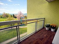 Slunný byt 2+kk s lodžií a sklepem v revitalizovaném domě – Brno, Starý Lískovec - 04_balkon_jaro.jpg