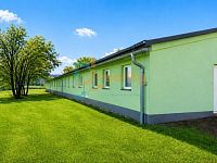 Prodej komerčního objektu 809 m² s pozemkem – Vysoké u Žďáru nad Sázavou - modern_building_with_lush_green_lawn.jpg