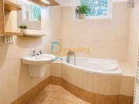 Pronájem bytu 2+kk, 65 m² – Velká Bíteš, ul. Chobůtky - koupelna.jpg