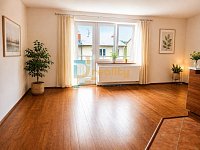 Pronájem bytu 2+kk, 65 m² – Velká Bíteš, ul. Chobůtky - obývací pokoj.jpg