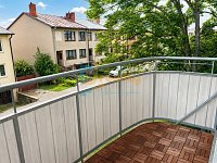 Pronájem bytu 2+kk, 65 m² – Velká Bíteš, ul. Chobůtky - pohled_z_balkonu_na_klidnou_ulici.jpg