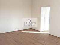 Prostorný a originálně řešený byt 2+kk s terasou a zahrádkou – Hevlín - 10.jpg