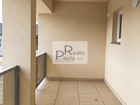 Prostorný a originálně řešený byt 2+kk s terasou a zahrádkou – Hevlín - 18.jpg