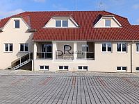 Prostorný a originálně řešený byt 2+kk s terasou a zahrádkou – Hevlín - 21.jpg