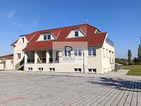 Prostorný a originálně řešený byt 2+kk s terasou a zahrádkou – Hevlín - 25.jpg