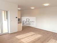 Prostorný a originálně řešený byt 2+kk s terasou a zahrádkou – Hevlín - 3.jpg