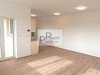 Prostorný a originálně řešený byt 2+kk s terasou a zahrádkou – Hevlín - 3.jpg