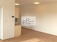 Prostorný a originálně řešený byt 2+kk s terasou a zahrádkou – Hevlín - 8.jpg