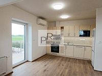 Prodej originálně řešeného bytu 2+kk s balkonem a zahradou v Hevlíně
