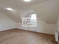 Prodej originálně řešeného bytu 2+kk s balkonem a zahradou v Hevlíně - 03.jpg