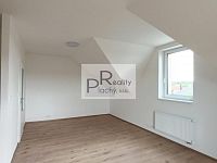 Prodej originálně řešeného bytu 2+kk s balkonem a zahradou v Hevlíně - 04.jpg