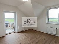 Prodej originálně řešeného bytu 2+kk s balkonem a zahradou v Hevlíně - 05.jpg