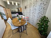 Prodej bytové jednotky 3+1 s pracovnou 104 m2 v centru Tábora - jídelní kout