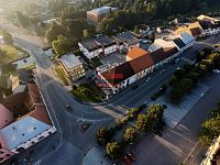 Prodej komerčního objektu s prosperující restaurací, barem a diskotékou v centru Veselí nad Lužnicí - DJI_20250613131031_0048_D.jpg