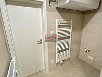 Pronájem bytové jednotky 2+1 51,9 m2 s parkovacím stáním v Bechyni - koupelna