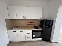 Pronájem bytové jednotky 2+1 51,9 m2 s parkovacím stáním v Bechyni - kuchyňská linka