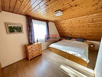 Prodej rekreačního objektu v Hůrce, městské části Horní Planá - pokoj 1 podkroví