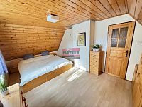 Prodej rekreačního objektu v Hůrce, městské části Horní Planá - pokoj 1 podkroví