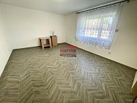 Pronájem rodinného domu 3+1 v Měšicích, městské části Tábora - obývací pokoj