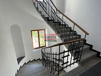 Pronájem zařízené bytové jednotky 2+kk 48,48 m2 v centru Bechyně - dům - schodiště