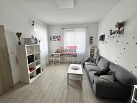 Pronájem bytové jednotky 2+kk 52 m2 s parkovacím stáním v centru Tábora - pokoj s kuchyňským koutem