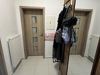 Pronájem bytové jednotky 2+kk 52 m2 s parkovacím stáním v centru Tábora - zádveří