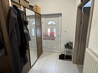 Pronájem bytové jednotky 2+kk 52 m2 s parkovacím stáním v centru Tábora - zádveří