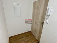 Pronájem bytové jednotky 2+kk 37,4 m2 v centru Tábora - chodba - vstup