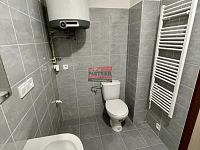 Pronájem bytové jednotky 2+kk 37,4 m2 v centru Tábora - koupelna se sprchovým koutem a WC