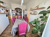Prodej bytové jednotky 3+1 s pracovnou 121 m2 v centru Tábora - jídelní kout