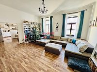 Prodej bytové jednotky 3+1 s pracovnou 121 m2 v centru Tábora - obývací pokoj